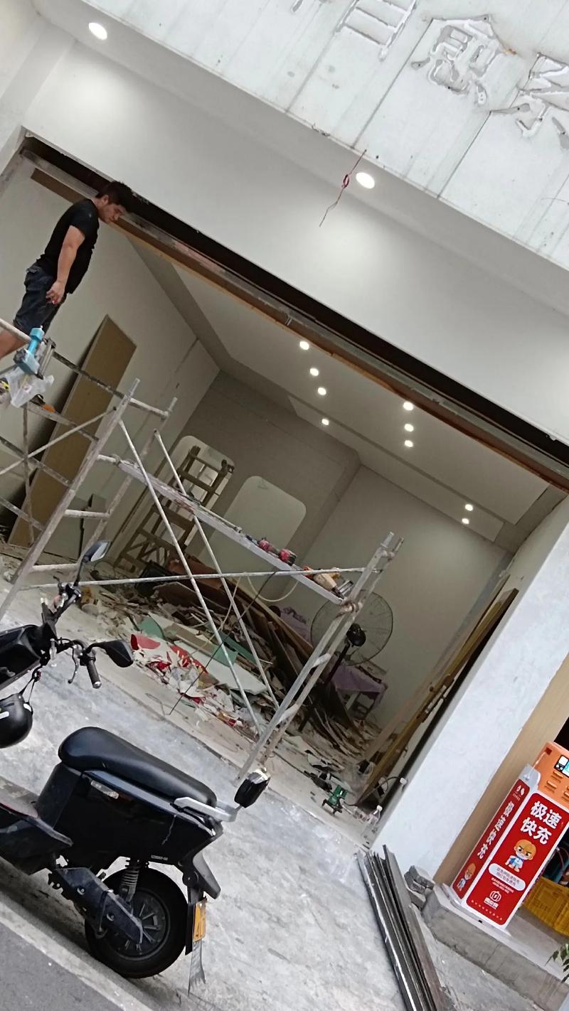 店面装修施工中的新风与传统:一场设计革命